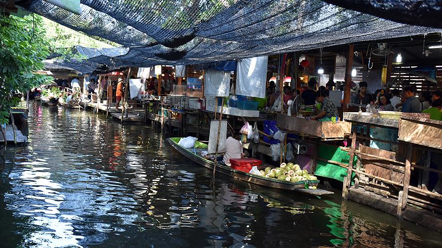Tayland'ın yüzen pazarları turistleri çekiyor