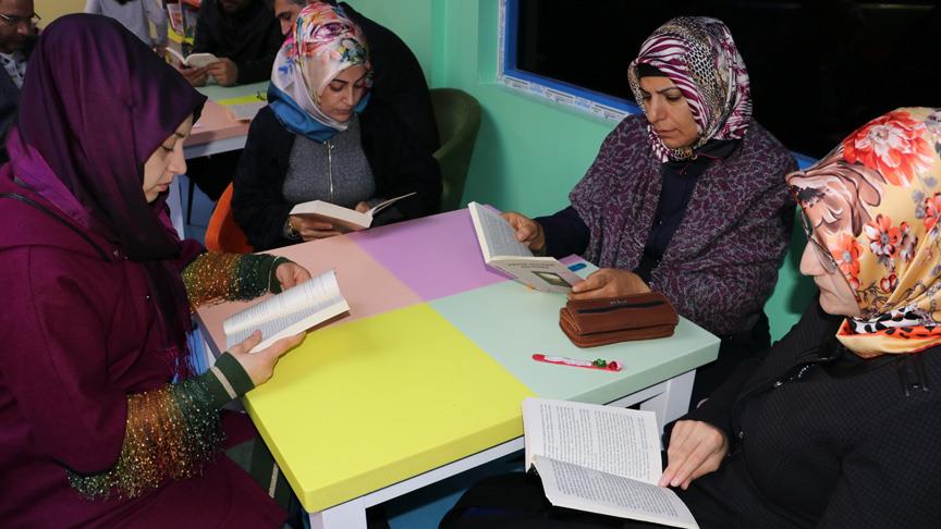 Diyarbakır'da 'Telefona Dokunma Kitaba Dokun' projesi 