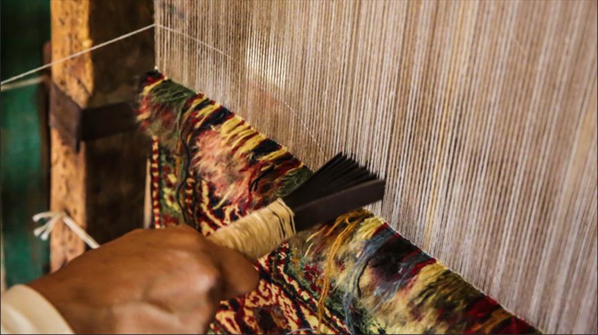 السجاد اليدوي في مصر.. لوحة فنية ترسم بخيوط صوفية (تقرير)