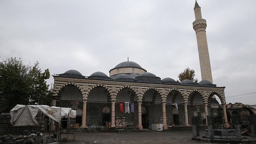 Teröristlerin yaktığı camiden ezan sesi yeni yılda yükselecek
