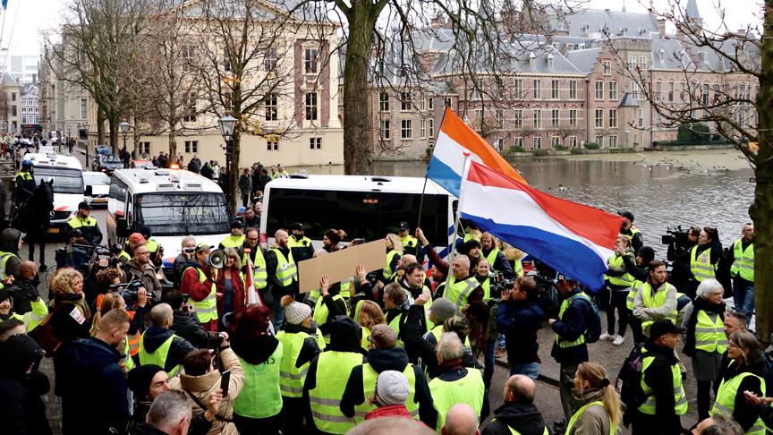 'Sarı yelekliler'in protestosu Hollanda'ya sıçradı
