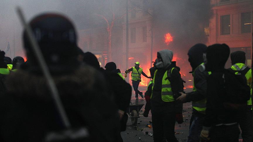 Fransa'daki olaylara 'kaos' ve 'gerilla savaşı' benzetmesi 