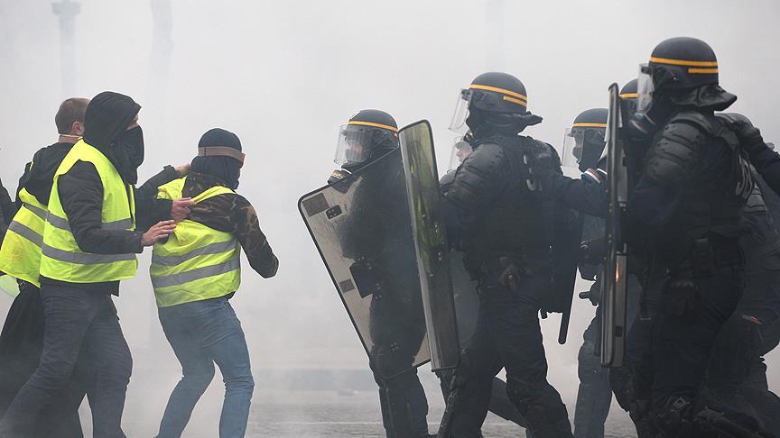 Macron'dan protestolarda görevli polislere özel prim