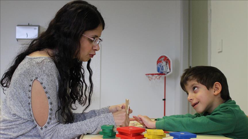 Kendisi gibi SP'li olan çocuklara rehberlik ediyor