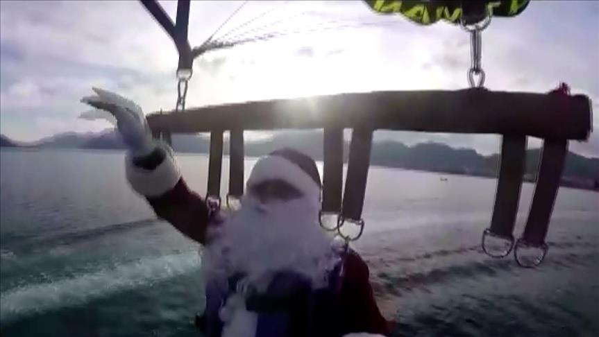 Parasailing Santa Claus attracts tourists in SW Turkey