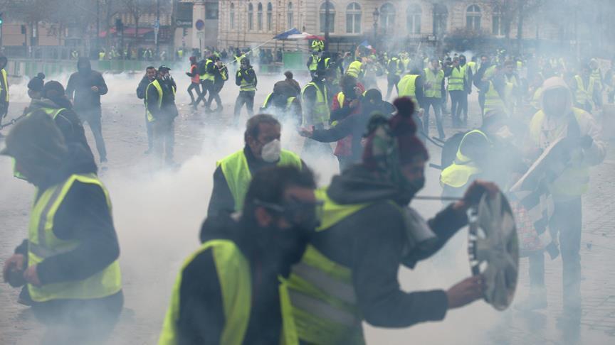 'Yellow vests' riots scuttle EU chief's Paris visit