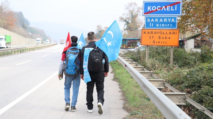 Doğu Türkistan için kilometrelerce yol yürüyorlar