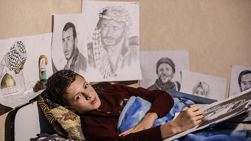 İsrail askerlerinin yaraladığı küçük ressam kara kalemini elinden bırakmıyor 
