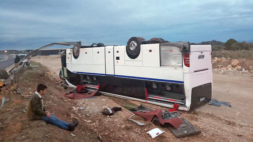 İzmir'de otomobil ile servis otobüsü çarpıştı: 25 yaralı