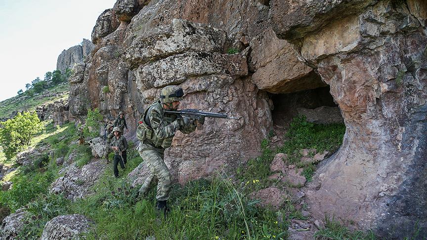 Son bir ayda terör örgütü PKK'ya ait 194 sığınak imha edildi