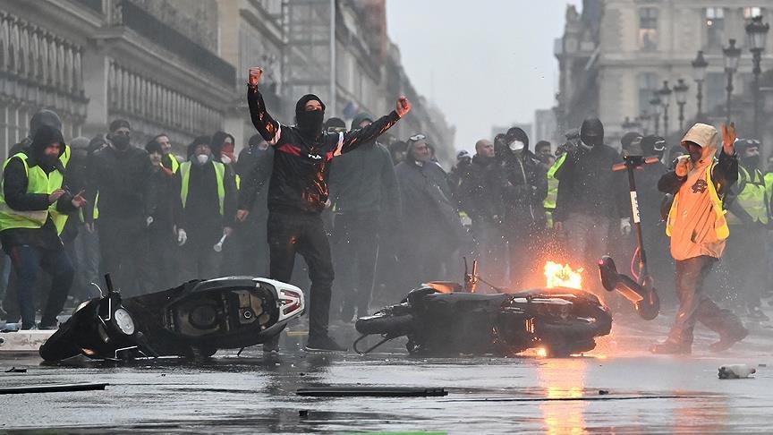 تحقيق رسمي في واقعة إهانة الشرطة الفرنسية لطلاب محتجين 