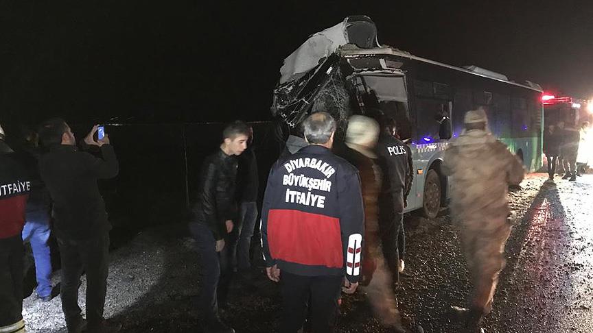 Diyarbakır-Mardin kara yolunda otobüs ile kamyon çarpıştı
