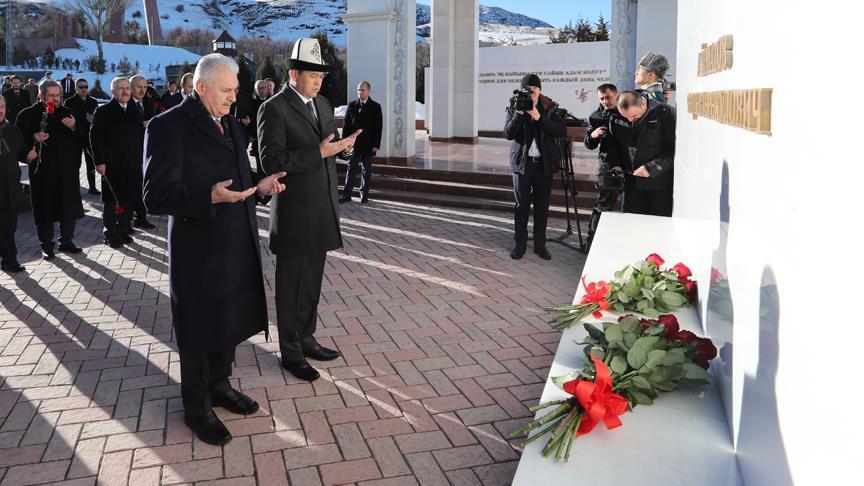 Бинали Йылдырым возложил цветы к могиле Чингиза Айтматова 