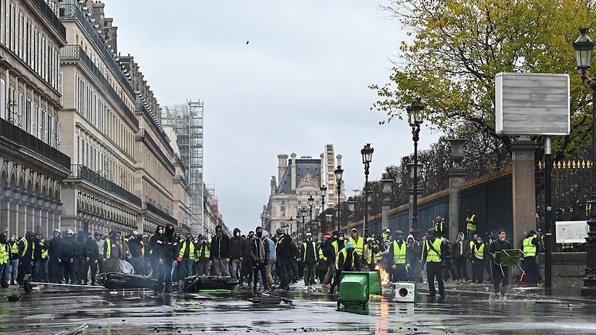 ارتفاع مصابي احتجاجات "السترات الصفراء" في باريس إلى 55