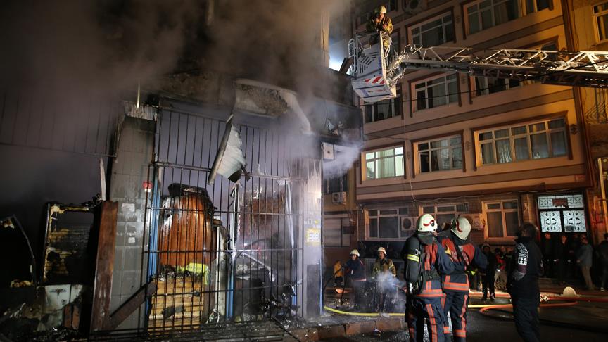 Fatih’te 5 katlı binada yangın