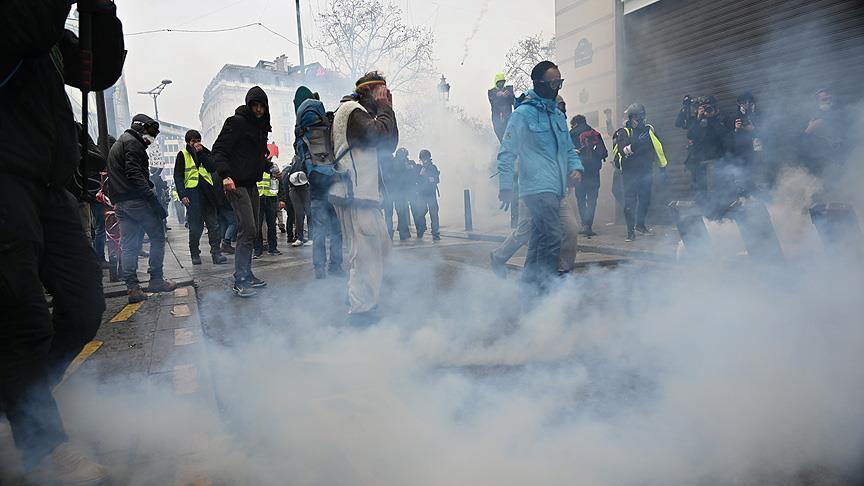 French Police Use Pepper Spray Against Yellow Vests French Police Use Pepper Spray Against Yellow Vests