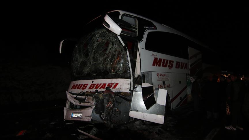 Bingöl'de yolcu otobüsü kamyona çarptı: 9 yaralı