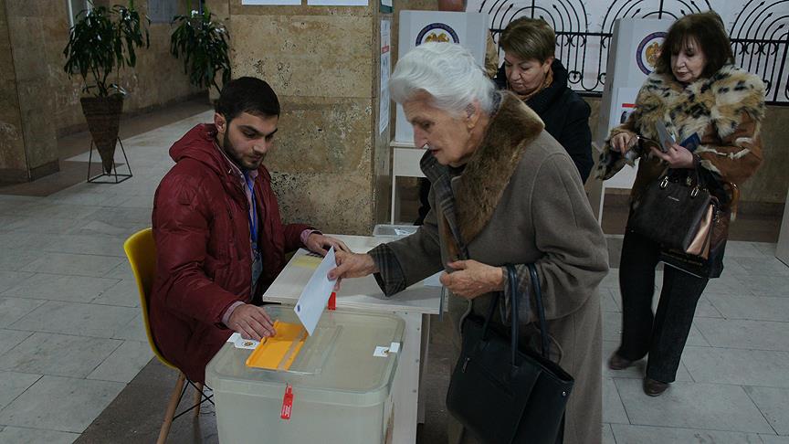 Ermenistan halkı erken seçim için sandık başında