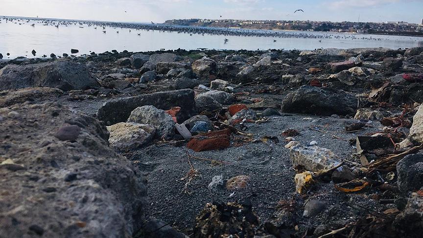Silivri'de deniz suyu 25 metre çekildi