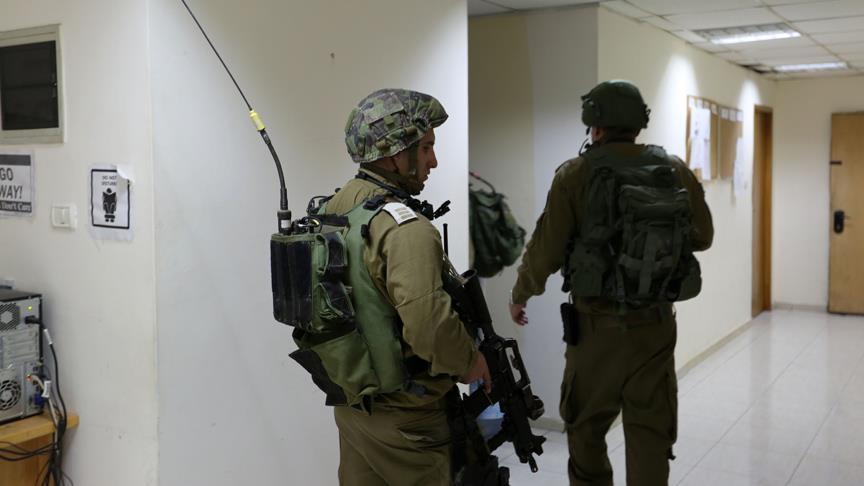 Israeli army storms Palestinian news agency office