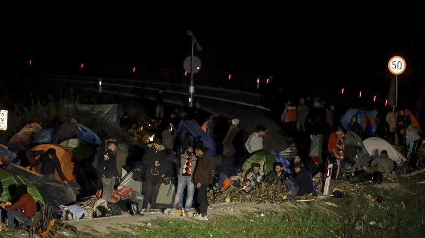 Trapped migrants battle Bosnia's freezing winter