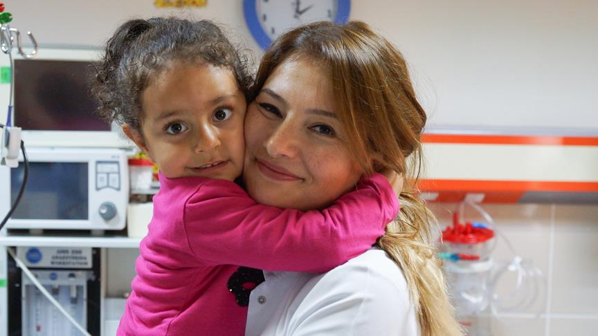 Mide kanalı genişletilen minik Simay kilo almaya başladı