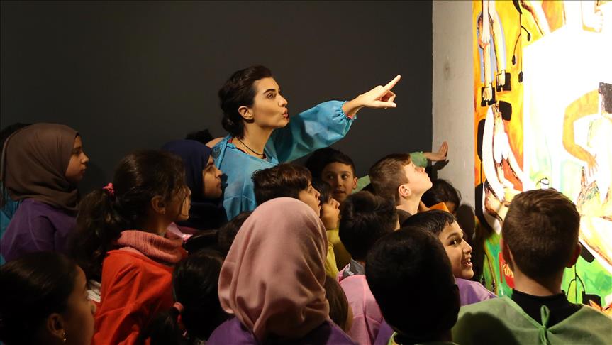 Turkish star Tuba Buyukustun visits Syrian refugees
