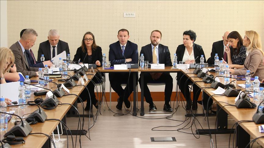 Prishtinë, mbahet tryezë për pakon ligjore kundër korrupsionit