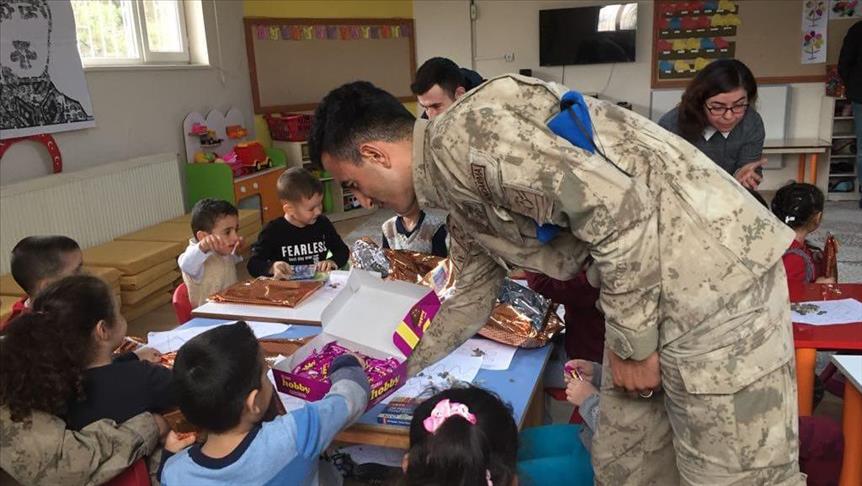 Mehmetçik'ten gıda ve yakacak yardımı