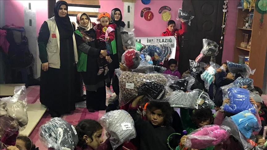 "الإغاثة التركية" توزع مساعدات للأطفال بـ"أعزاز" السورية