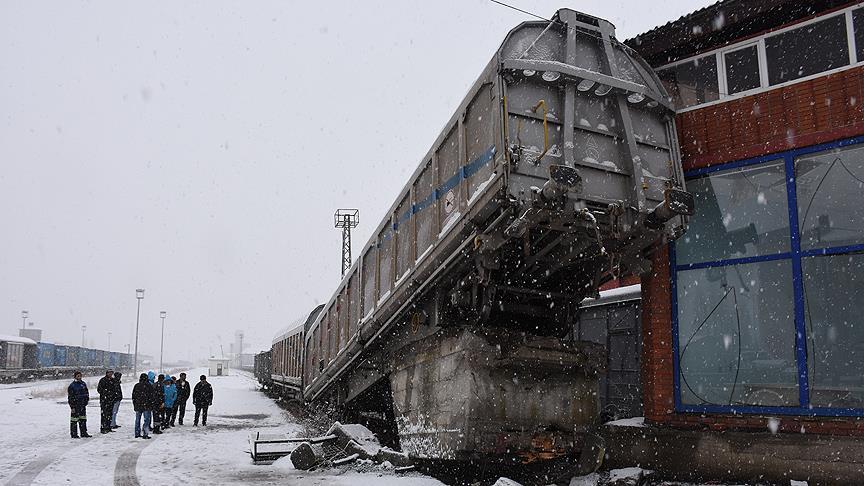 Kars'ta manevra yapan yük treninin vagonu raydan çıktı