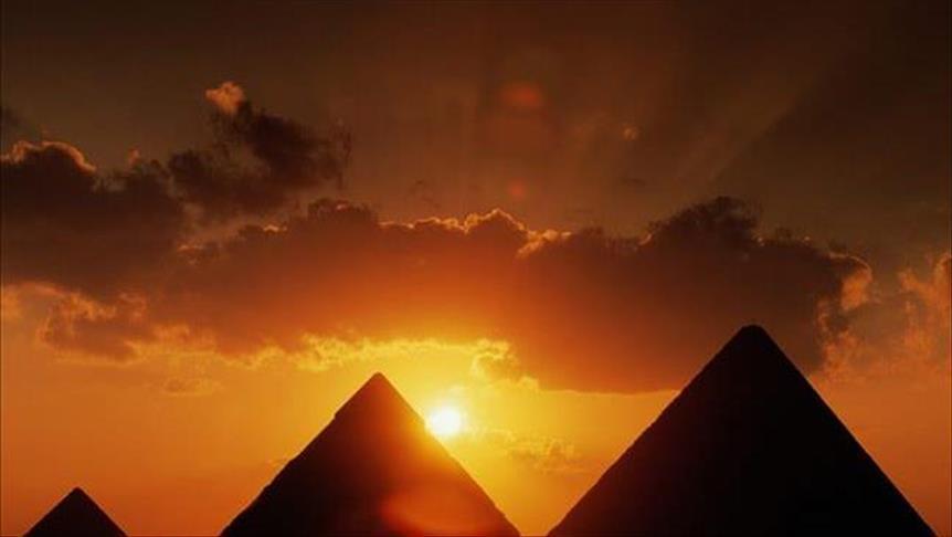 مصر.. توقيف شخصين متهمين بتسهيل تصوير فيلم "فاضح" أعلى الهرم