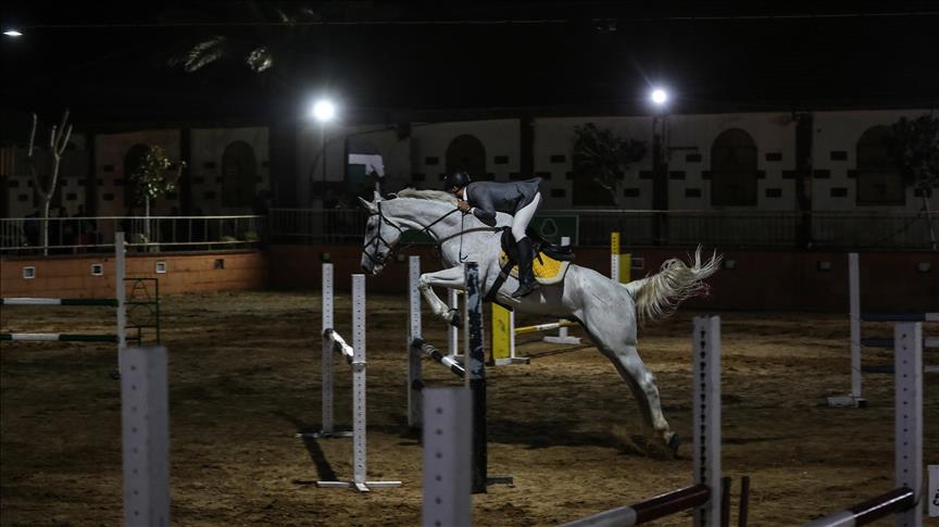 غزة تحتضن بطولة لقفز الحواجز بالخيول