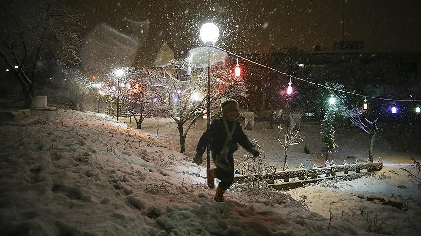 والي أنقرة يعلن تعطيل المدارس في العاصمة بسبب كثافة الثلوج