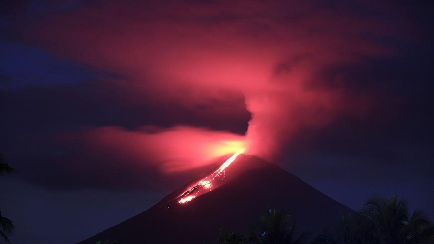 Entra nuevamente en actividad el volcán Soputan en Indonesia