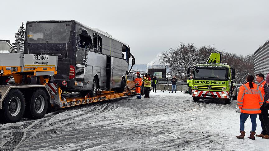 İsviçre'de turistleri taşıyan otobüs kaza yaptı 1 ölü 44 yaralı