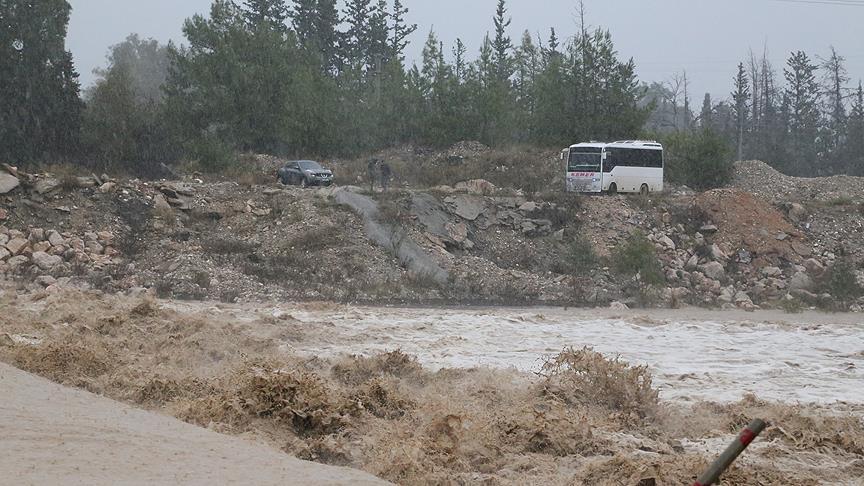 Antalya'da dağda mahsur kalan 2 doktor kurtarıldı