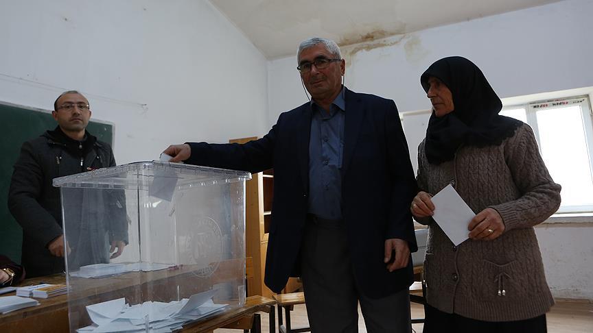 Köyün başka ilçeye bağlanması için halk oylaması yapıldı