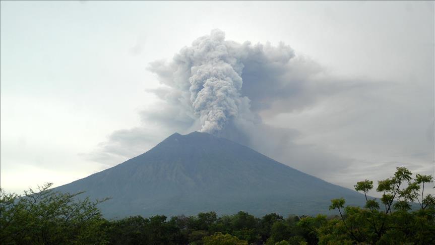 Indonésie : Le volcan Soputan entre en éruption