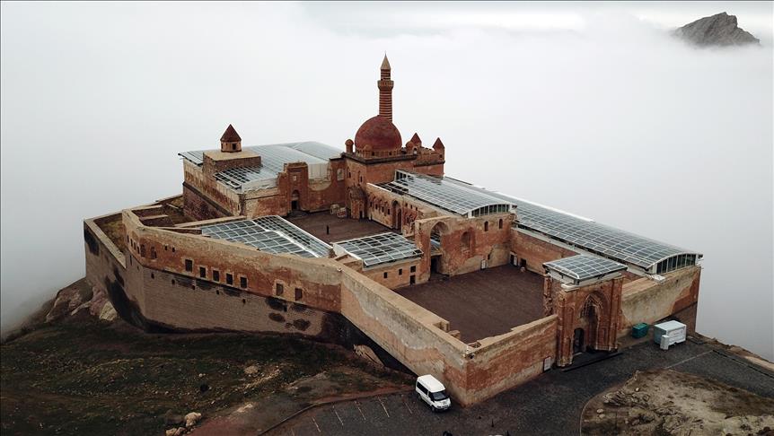 Turquie: Spectacle magique du Palais Ishak Pacha entouré de brouillard