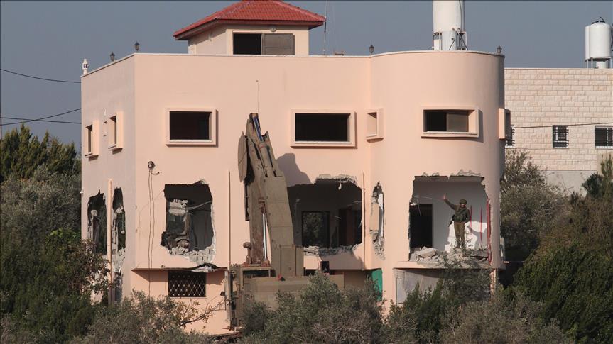İsrail askerleri öldürdükleri Filistinlinin evini yıktı