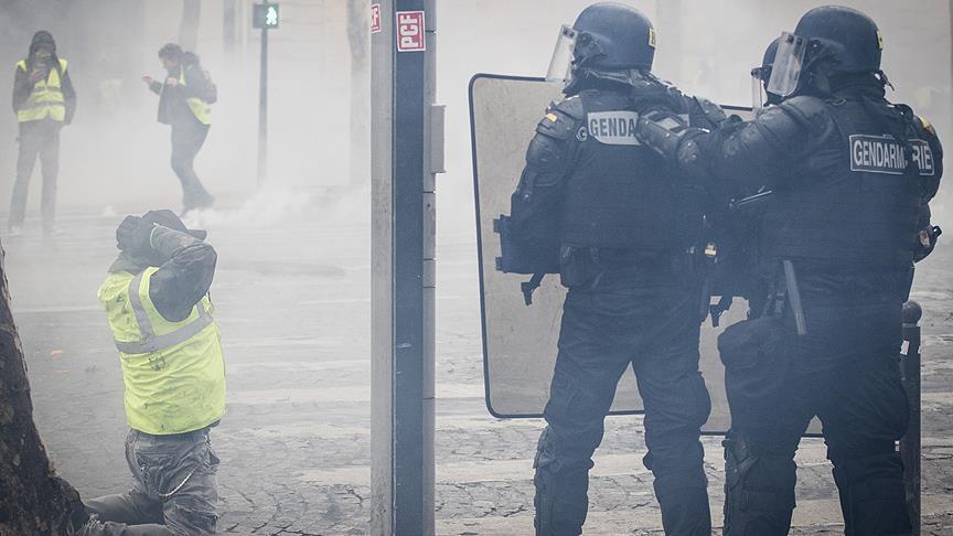 Глава МВД Франции призвал прекратить протесты «желтых жилетов»