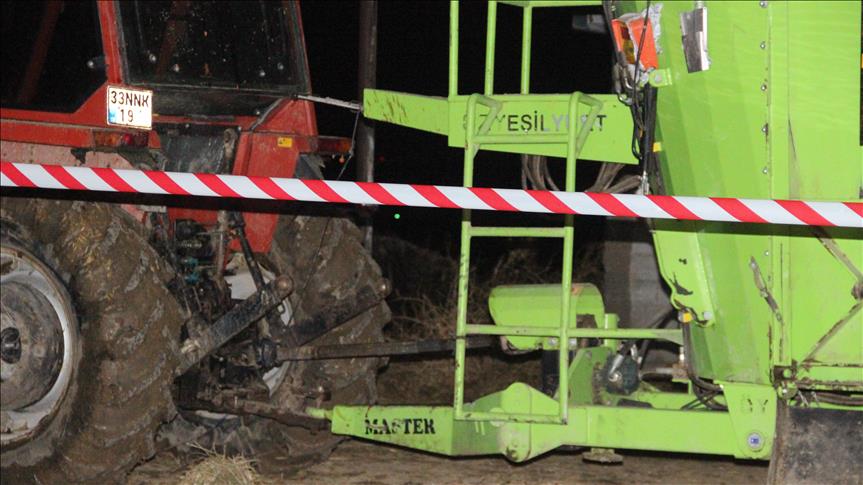 Yem karma makinesine sıkışan iki küçük kardeş öldü