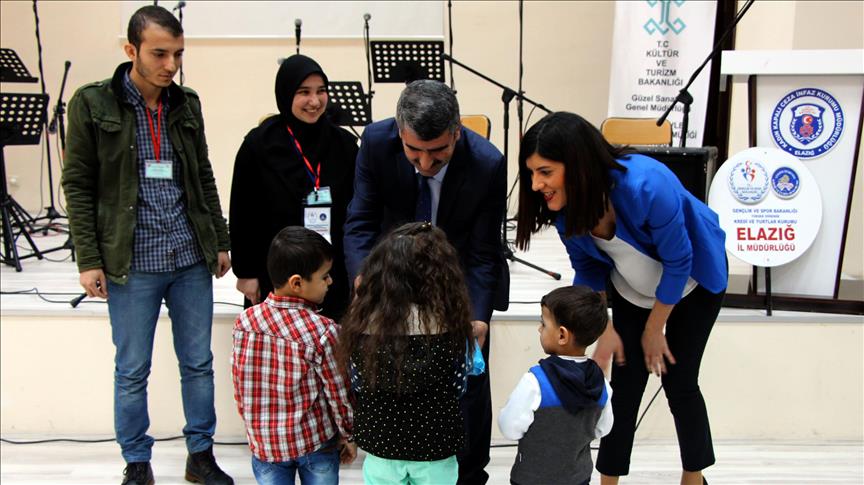 Cezaevindeki Cocuklarin Yuzunu Gulduren Proje