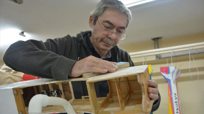 بروفيسور تركي يحقق حلمه بتصميم 100 نموذج طائرة