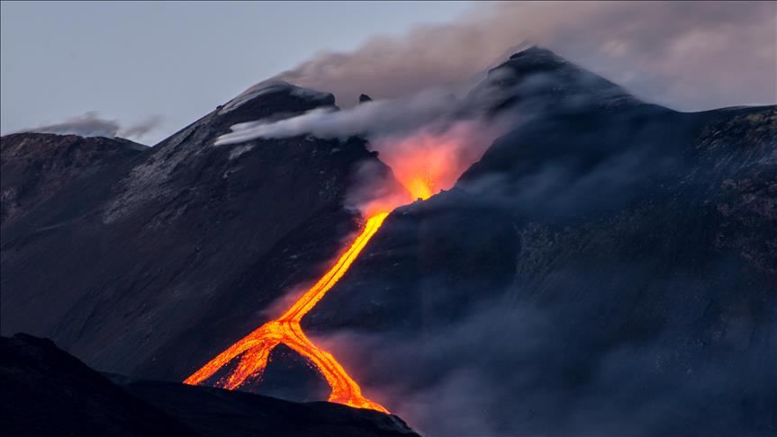 Vulkan Etna ponovo proradio: Iz nove pukotine izlazi lava i pepeo
