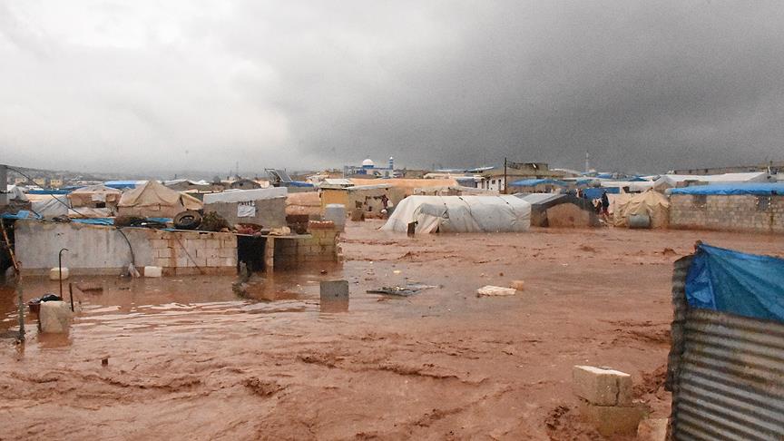 Suriye'de sığınmacı kamplarını vuran selde 25 bin sivil çadırsız kaldı