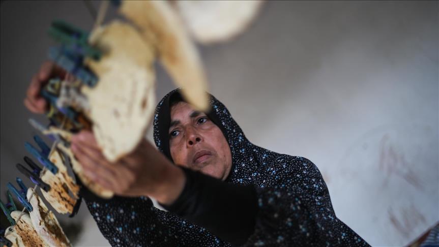 Gazan mother of 7 makes living by selling bread crumbs