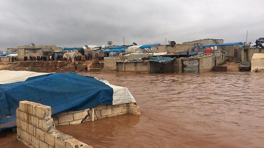 Suriye'deki kamplarda sert kış koşullarında sel çilesi