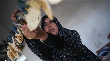 Nëna palestineze shet thërrime buke për të siguruar jetesën e fëmijëve të saj